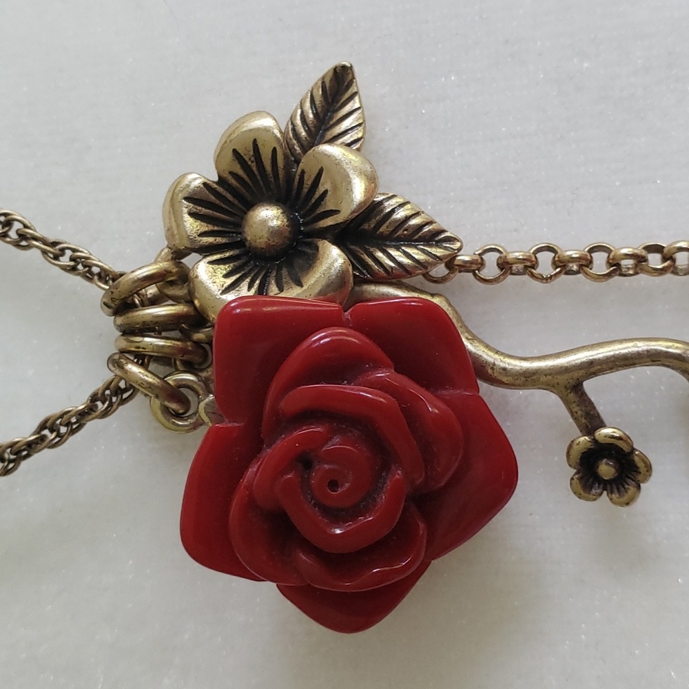 NWOT Lucky Adjustable Necklace with Roses/Heart Charms